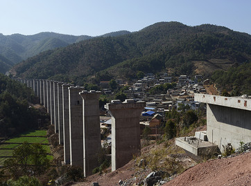 tn_cn-viaduct_under_construction_at_Yongping_on_line_to_Ruili_where_it_will_cross_into_Myanmar_small_3586893e88