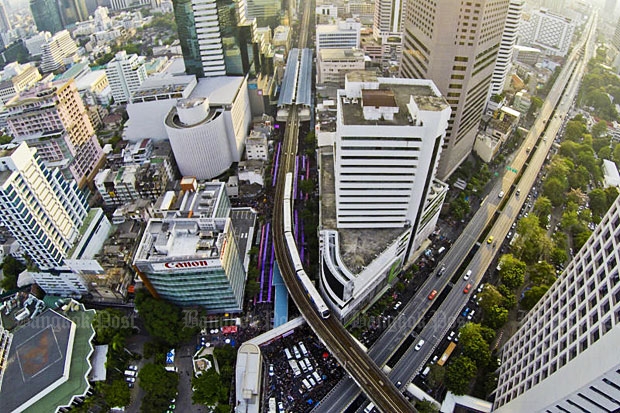 An aerial view shows a skytrain departing Sala Daeng station on Silom Road. Plots on Silom are the priciest in the country under the Treasury Department's new land appraisal prices for 2016-19. (Bangkok Post file photo)
