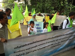  Around 20 activists and their children from Songkhla and Pattani provinces gather at the Office of Natural Resources and Environmental Policy and Planning in Bangkok yesterday to call for the agency to withdraw an Environmental and Health Impact Assessmen