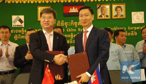 Lu Wenjun (L), chairman of China National Heavy Machinery Corporation (CHMC), shakes hands with Keo Rattanak, director-general of Cambodia's state-owned Electricite du Cambodge (EdC), during a signing ceremony in Phnom Penh, Cambodia, March 30, 2016.