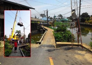 Wrong way Car stuck after driver follows GPS down Nonthaburi footbridge2