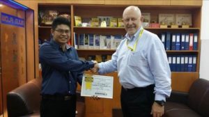 Mr Ken Chang, left, of Multi-flow Engineering Service Pte Ltd in Singapore receives his Authorised Service Centre certificate from Enerpac Asia Pacific Regional Director, Anders Mangen, right.