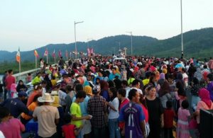 About 5,000 people in Krabi made the first official crossing on foot between Lanta Noi and Lanta Yai at the opening of Lanta Bridge on Saturday. 
